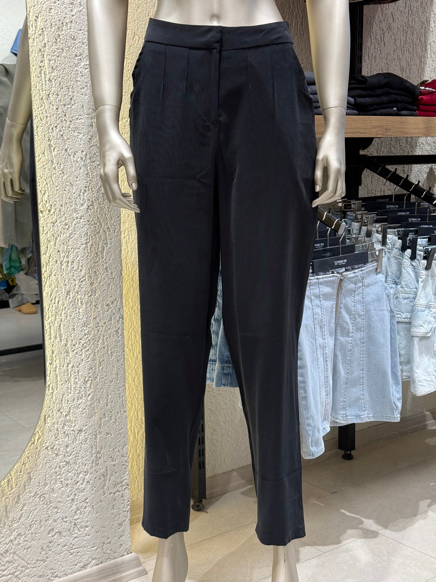 “Net Duruş” Pileli Pantolon