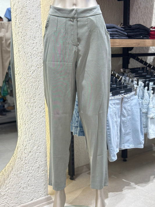 “Net Duruş” Pileli Pantolon